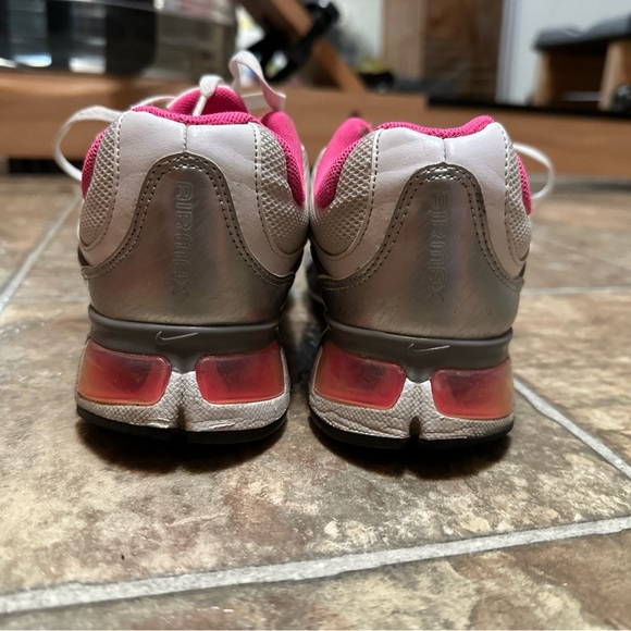 Nike size 6 runners - Picture 2 of 4